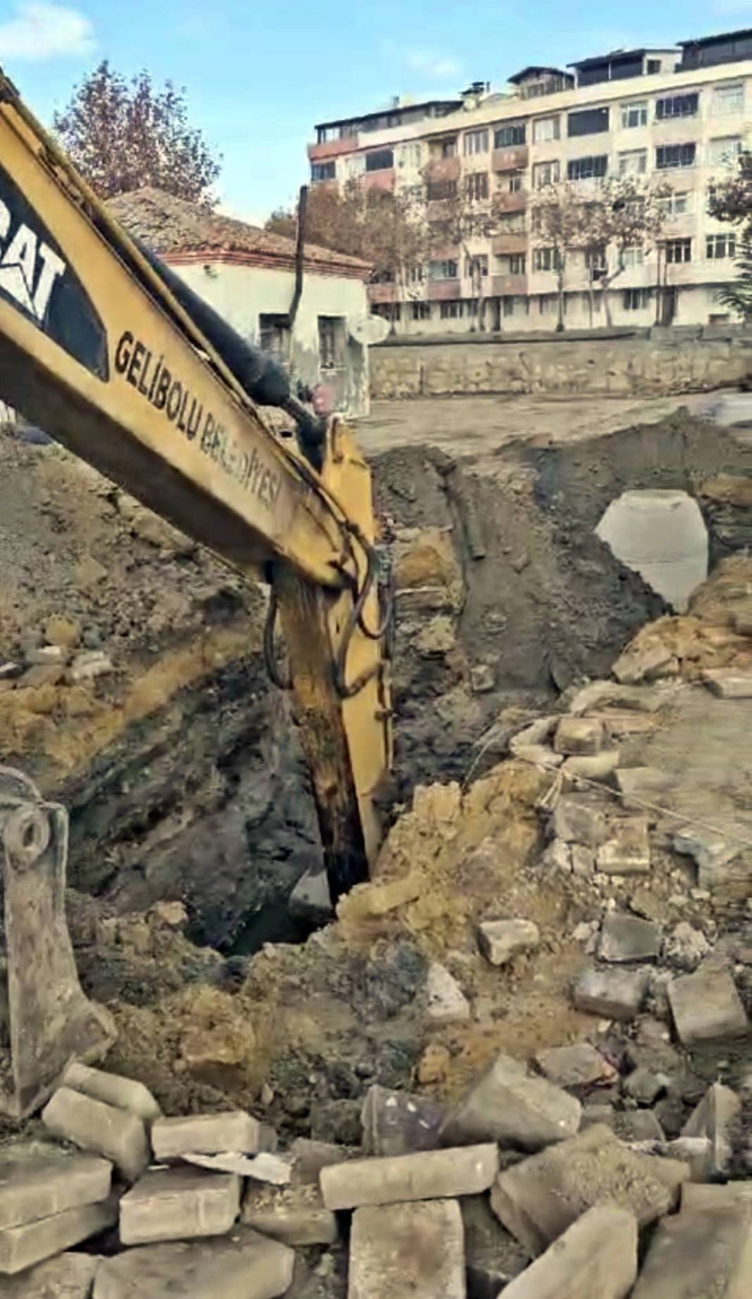 Yıllar önce gömülmüş top mermileri kazı sırasında bulundu! Paniğe neden oldu, sokağa giriş-çıkışlar kapatıldı 10